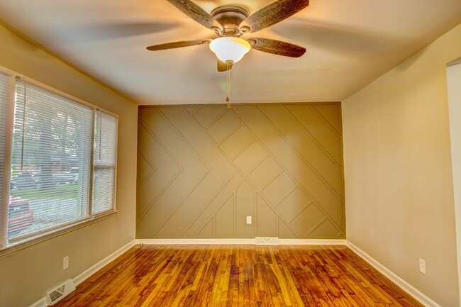 Photo - 210 Scarlett Ln