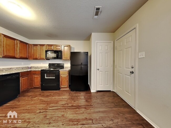 Photo - 940 Pinehurst Loop