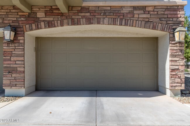 Photo - 457 N 169th Ave