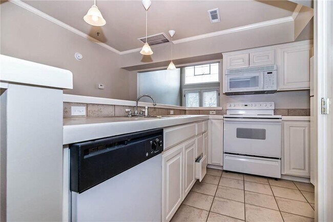 Photo - 211 Thompson Ave Unit 3