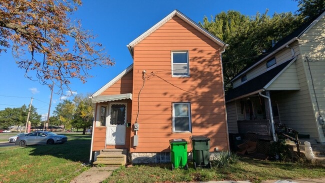 Building Photo - Welcome to this single-family home located...