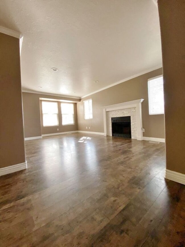 Building Photo - Updated 2 Bd 2 Ba Condo in Sandy