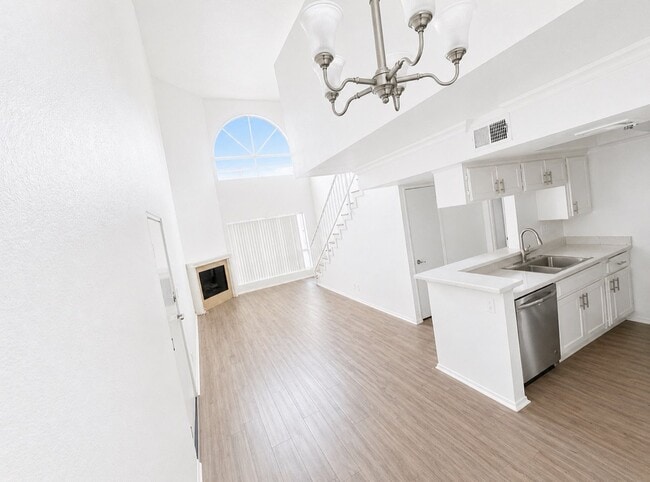 Building Photo - 15009 Moorpark St