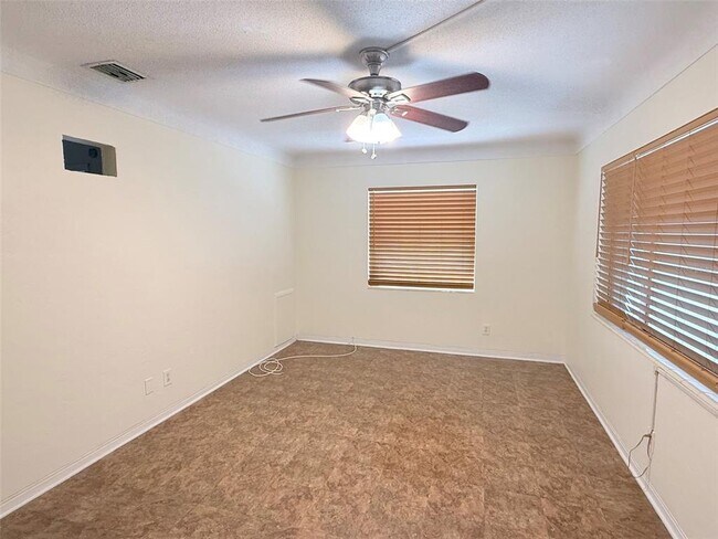 Photo - 5541 Lown St N