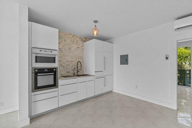 Building Photo - 65 SE Spanish Trail