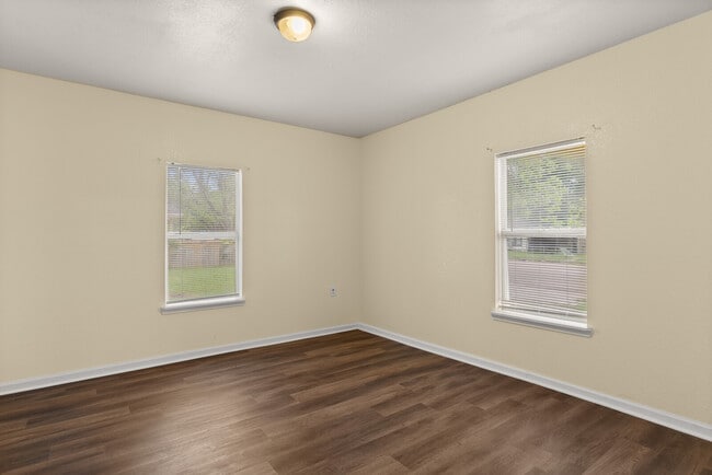 Photo - 2000 Windsor Ave