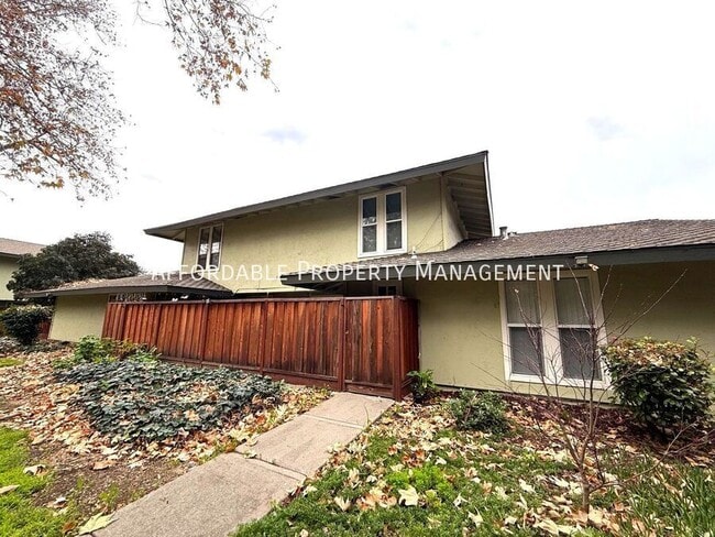 Building Photo - 5639 Chestnut Common