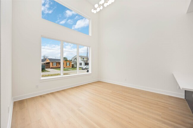 Photo - 422 E 41st St