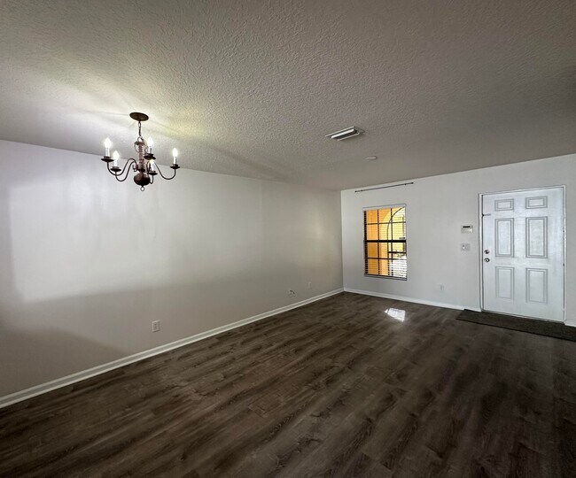 Photo - 910 Luminary Cir