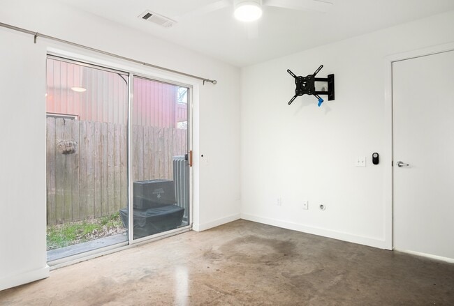 Photo - 2936 Commerce St