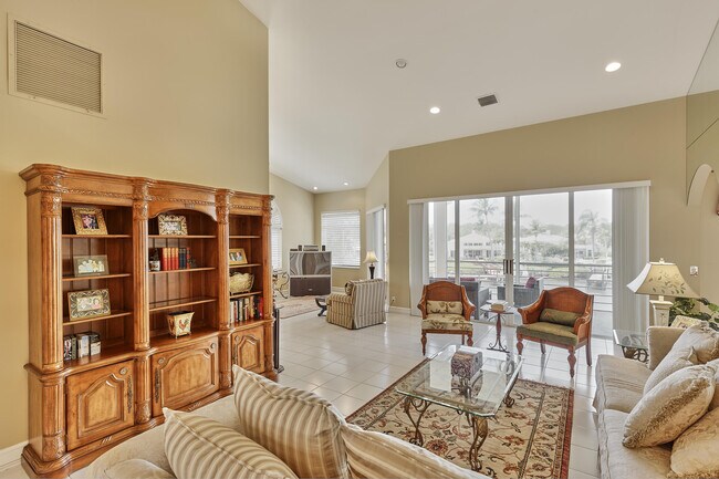 Photo - 392 Spyglass Way