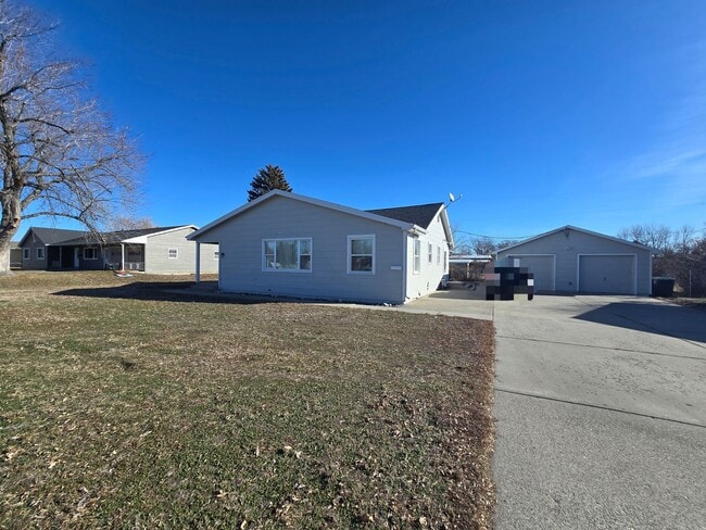 Building Photo - 512 1/2-417 1/2 16th St W Unit 417 1/2 16th ST W