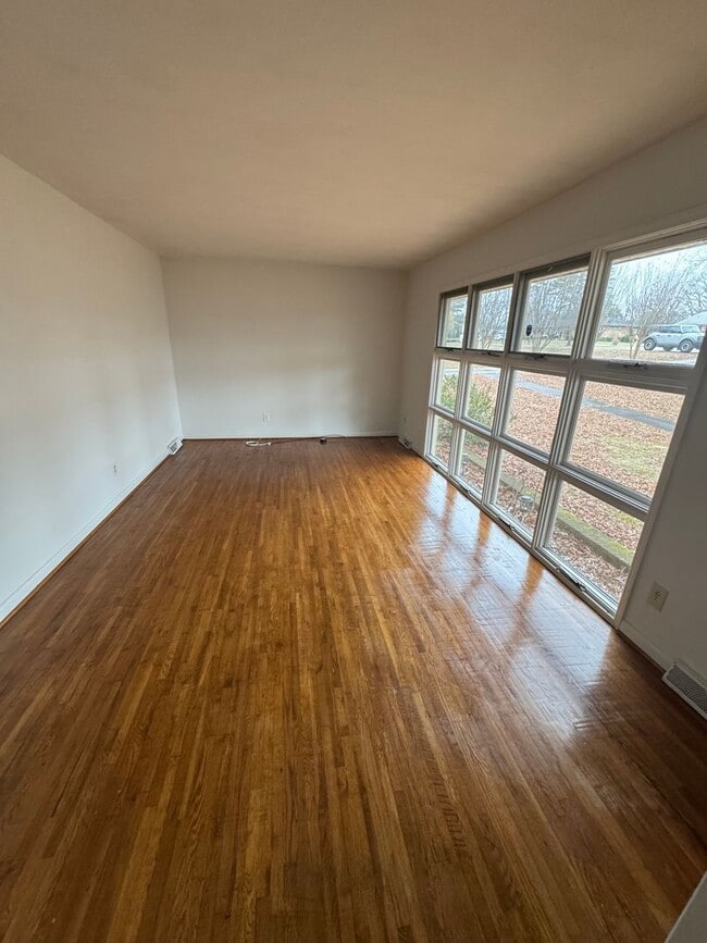 Photo - 3 bedroom 2 bathroom home!