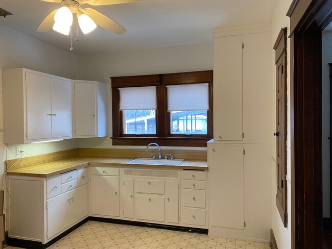 Photo - 142 N Main St