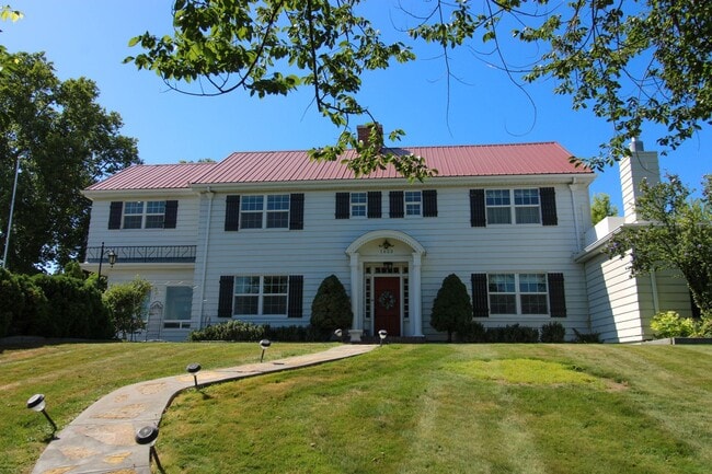 Building Photo - Classic Nampa Home