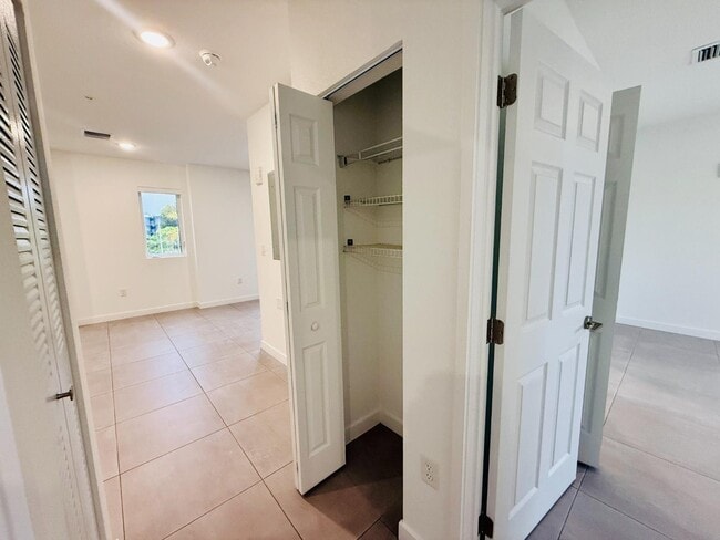 Photo - 1295 W 69th St