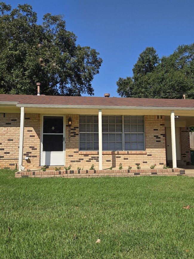 3501 Robinhood Ln