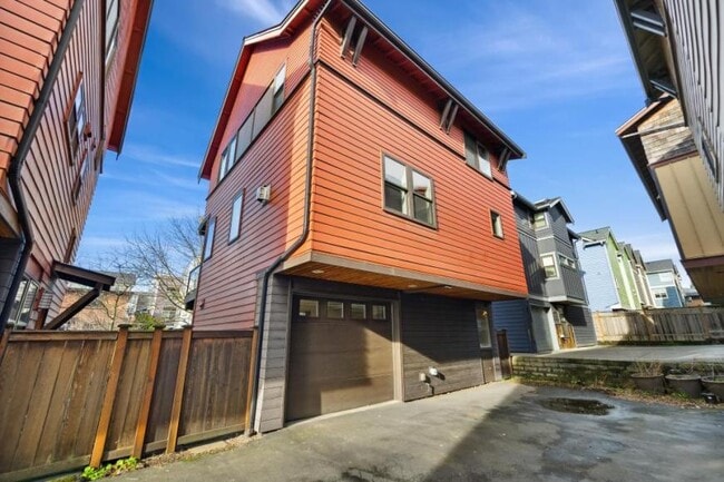 Building Photo - 3 bedroom in Seattle WA 98117 Rental