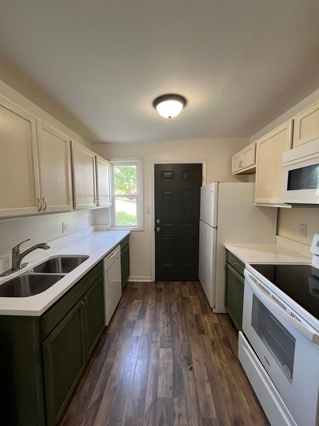 Photo - 2BR/1BA Renovated Triplex Unit – Prime Location Near Meharry, TSU, and Vandy!