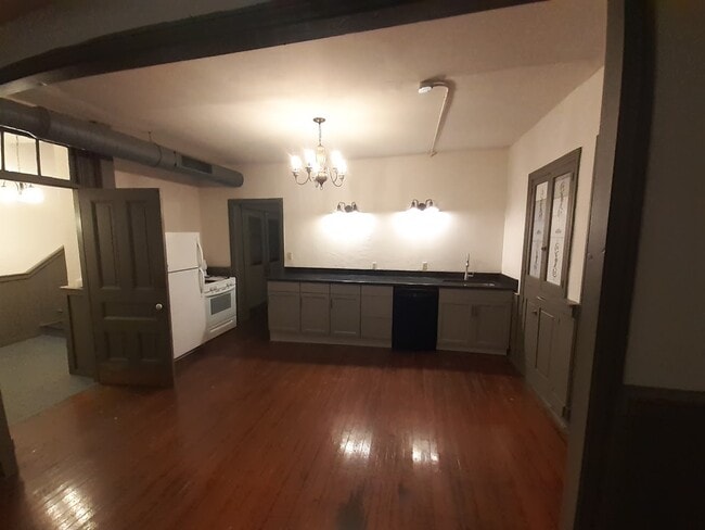 214 Locust St Unit Front Apartment
