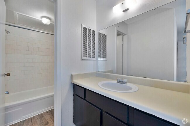 1BR, 1BA - 500SF - Bathroom