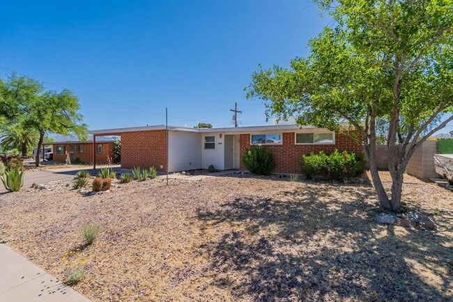 Building Photo - Charming 3-Bed Home with Spacious Backyard...