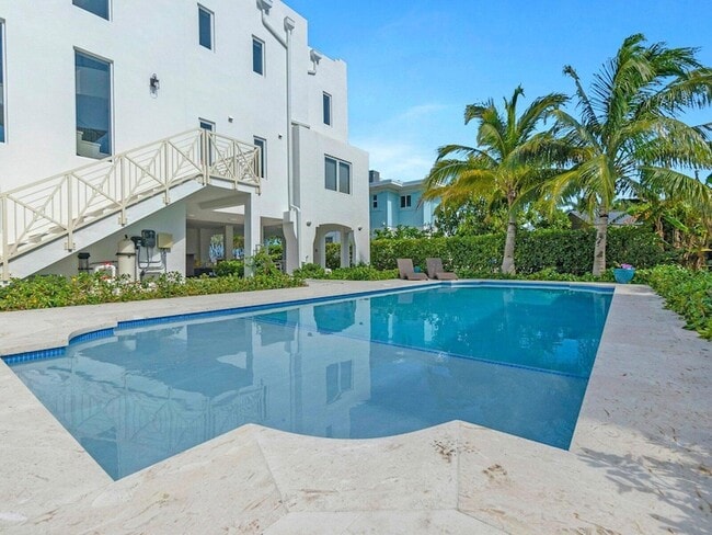 Building Photo - 317 E Seaview Cir
