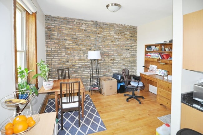 Photo - UK Village Updated 1 BED. Separate Living/Dining Rooms. Free Internet/DirecTV. Laundry. DECK. Yard. Unidad 1016-2