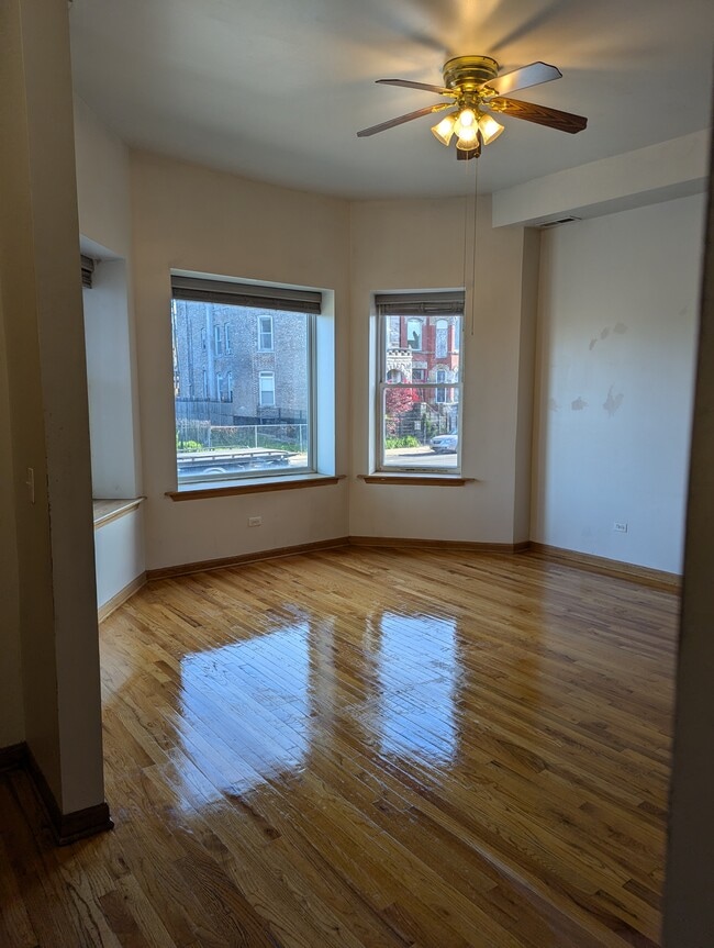 Living room - 3212 W Warren Blvd Apartments Unit 1