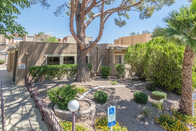 Lush landscaping - Casa De Alicia Apartments