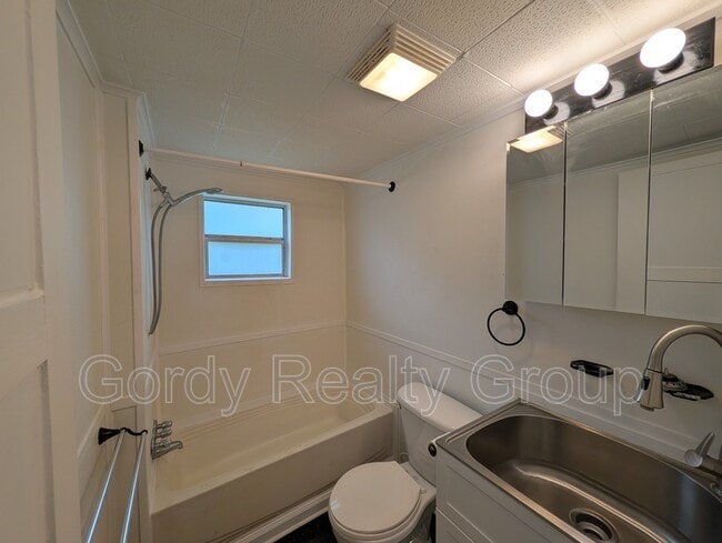 Photo - 2955 N Caledonia St