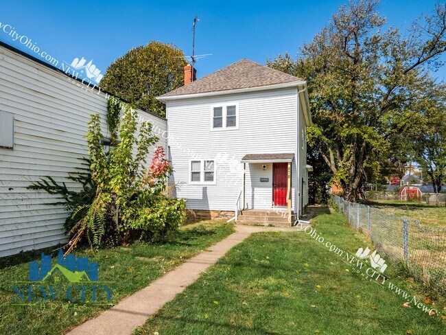 Photo - 753 1/2-878-872 Sullivant Ave Unit 878 1/2 (Front)