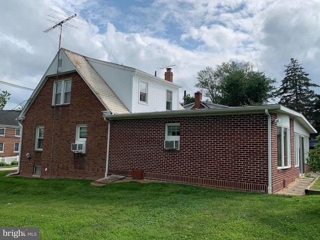 Photo - 106 N Center St