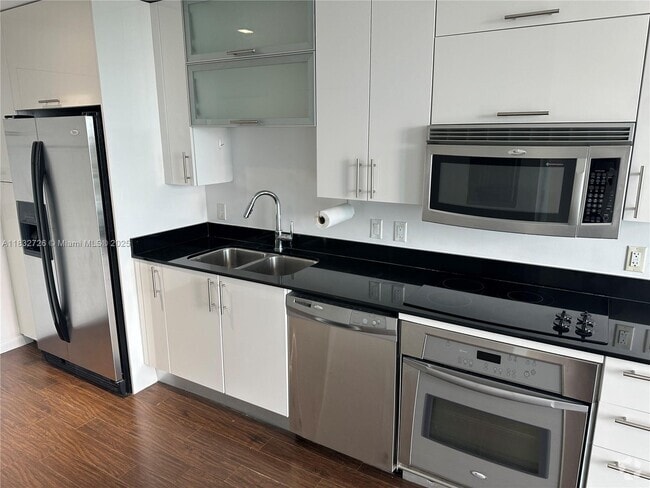 Building Photo - 60 SW 13th St Unit 1919 Rental