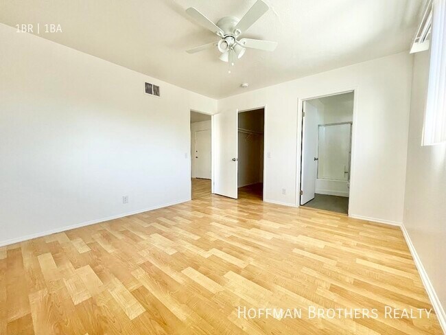 Photo - 18524 Calvert St Unit 6