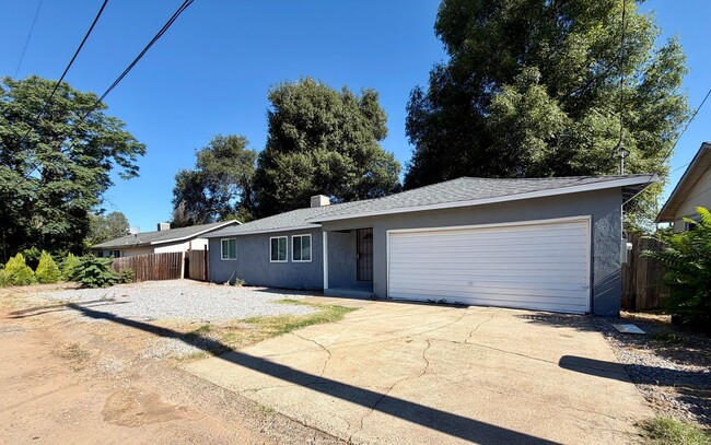 Building Photo - 3 BED 2 BATH HOUSE WITH NEW LUXURY VINYL PLANK FLOORING