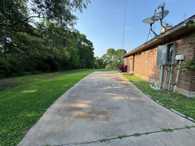 Photo - 772 Riverside Dr