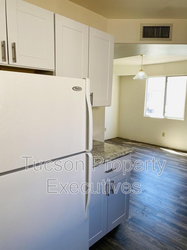 3319 E Presidio Rd