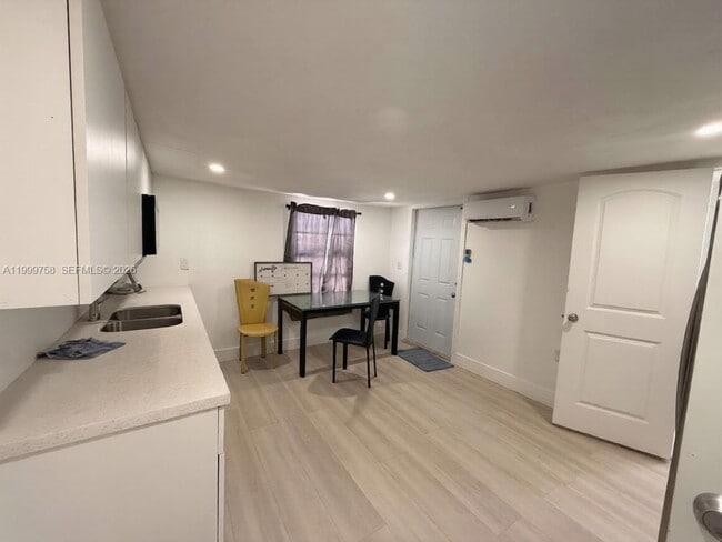 Building Photo - 15841 NW 18th Pl Unit B