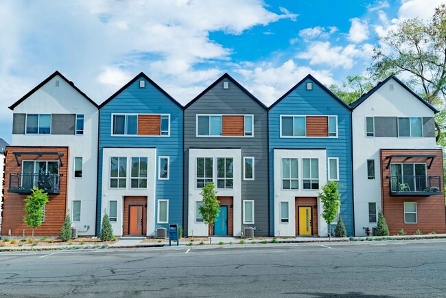 Building Photo - Summer Special! 4 Weeks Rent Free + $0 Down Deposit OAC 3 Bed 2.5 Bath Townhome in South Ogden