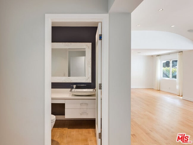 Photo - 1617 Roscomare Rd