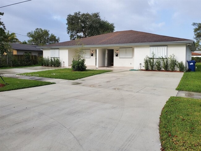 Building Photo - 10372 NW 10th Ave Unit 10372