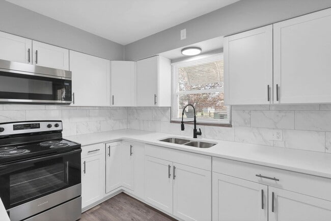 Building Photo - 1820 Oakwood Ave