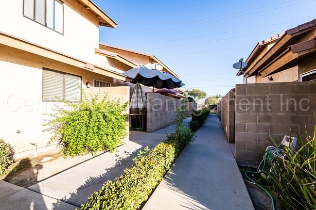 Building Photo - 8400 Laborough Dr Unit Apt A