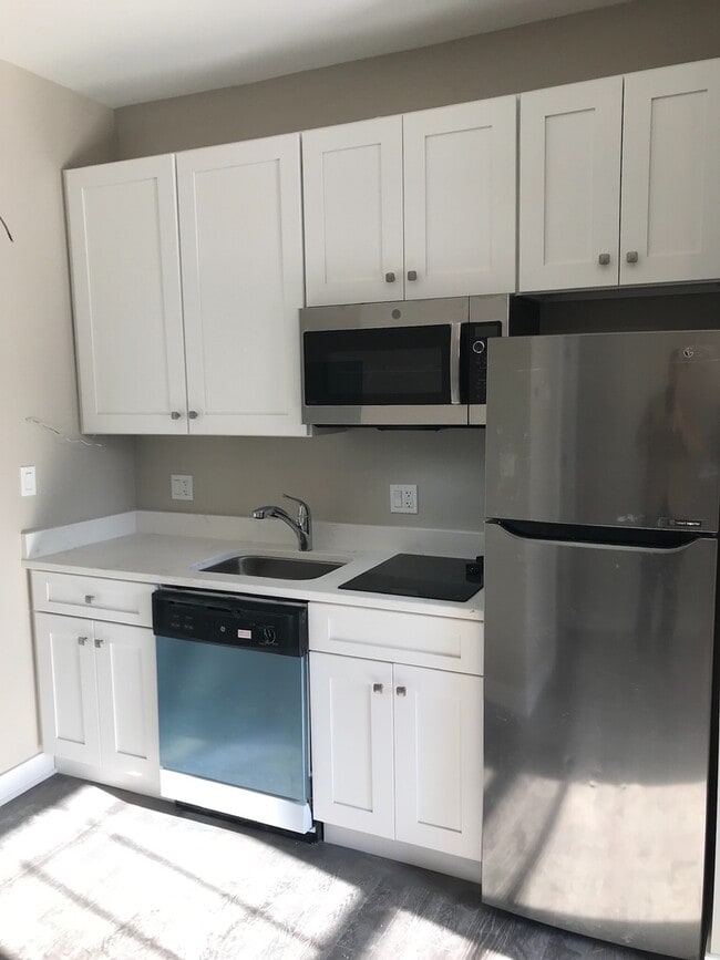 Building Photo - New Micro Studio in Lincoln Park Unit 320