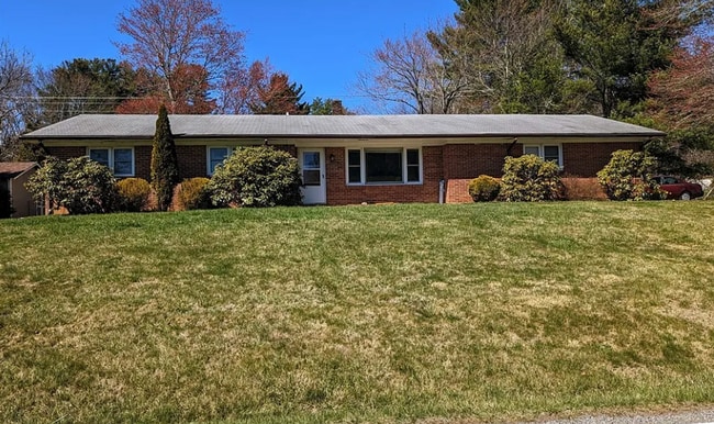 Photo - 4 Bedroom Ranch- Close to Town!