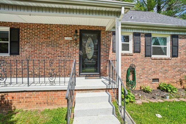 Building Photo - 710 Heatherwood Dr