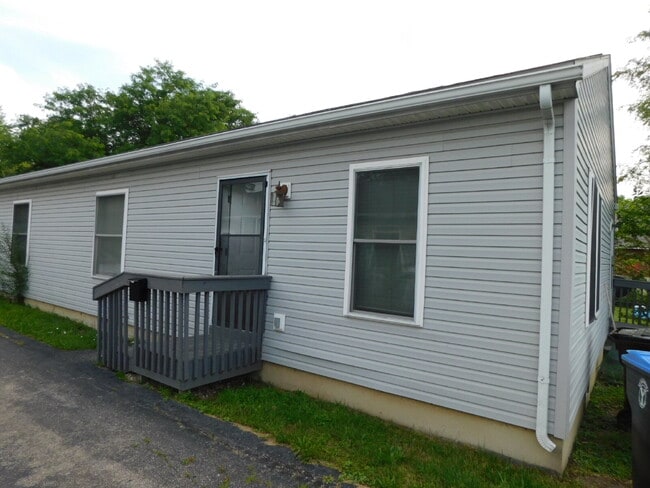Building Photo - Ranch Style Private Entry Duplex