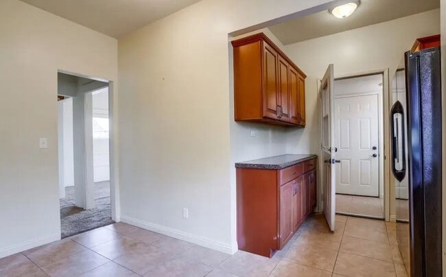 Building Photo - 6826 Hollenbeck St