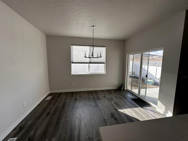 Photo - 121 N Independence Way